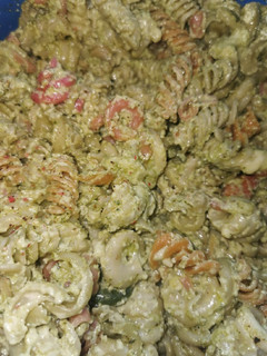 Una foto de Pasta al pesto de albahaca a mi estilo