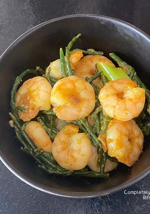 A picture of King Prawns with samphire & lemon butter glaze.