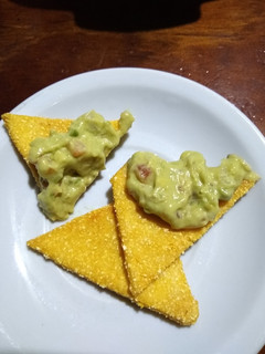 Una foto de Nachos con guacamole