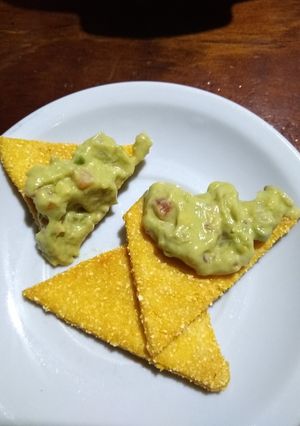 Una foto de Nachos con guacamole