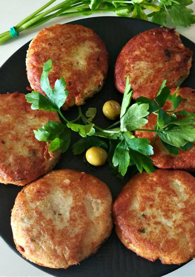 Una foto de Tortitas de papas y atún