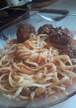 Una foto de Albóndigas con tallarines