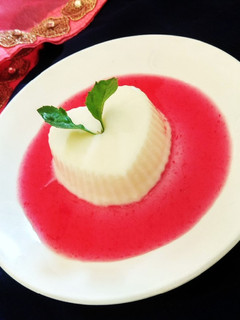 रोज वैनीला पुडिंग (Rose vanilla pudding recipe in hindi) रेसिपी मुख्य फोटो