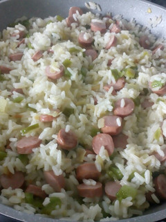 Una foto de Arroz con salchichas
