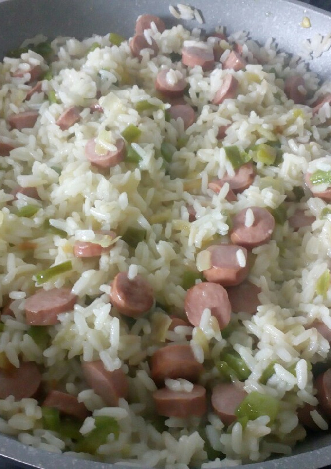 Una foto de Arroz con salchichas