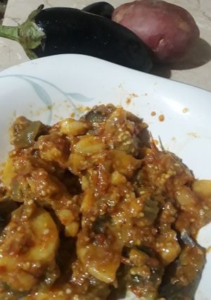 A picture of Eggplants wt potatoes.