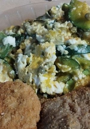 Una foto de Revuelto de zapallitos verdes y huevos