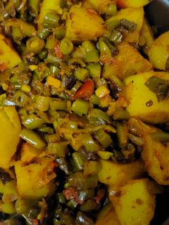 आलू और फ्रेंच बीन की सब्जी (Aloo aur french bean ki sabzi recipe in hindi) रेसिपी मुख्य फोटो