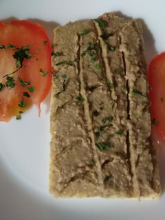 Una foto de Hummus de lentejas y brócoli con nueces
