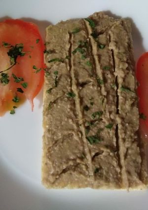 Una foto de Hummus de lentejas y brócoli con nueces