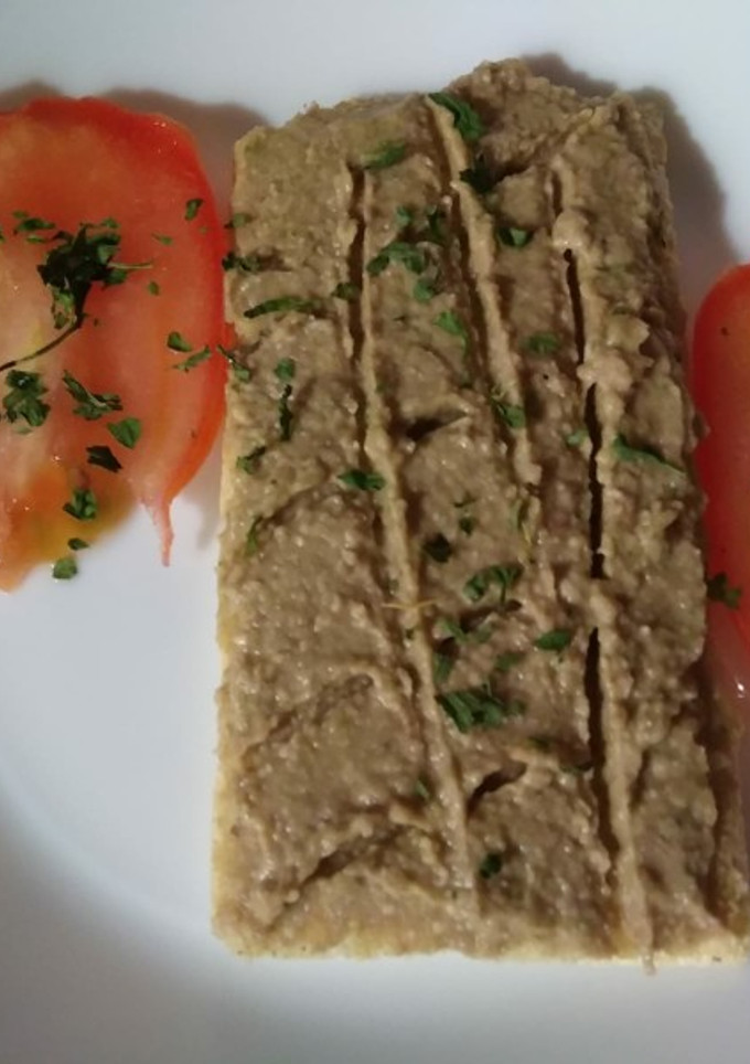 Una foto de Hummus de lentejas y brócoli con nueces