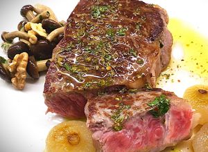 Foto di Controfiletto con salsa chimichurri, borettane, funghi e noci