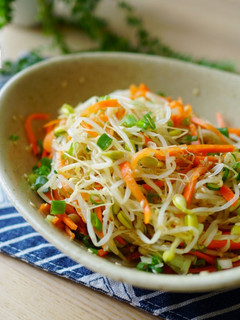 簡單高纖涼拌菜~涼拌豆芽菜(黃豆芽)! 食譜影片 的食譜成品照片