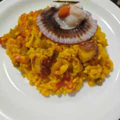 Una foto de Arroz con pulpo y calamares