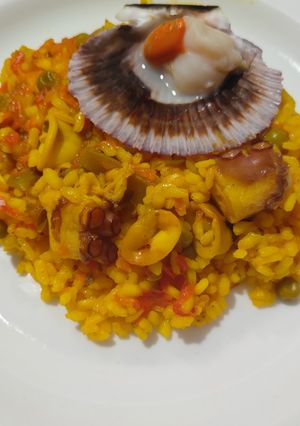Una foto de Arroz con pulpo y calamares