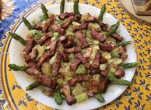 Une photo de Salade tiède de pommes de terre et asperges au lard, tomates et oignon doux