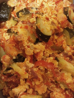 Una foto de Revuelto de calabacín, pimiento y jamón