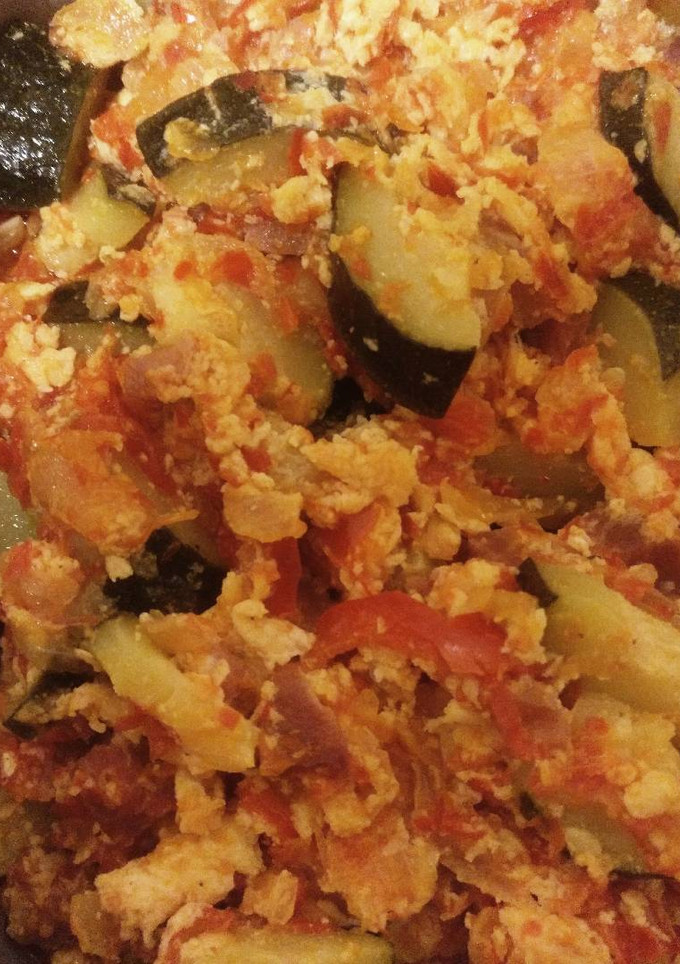 Una foto de Revuelto de calabacín, pimiento y jamón