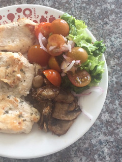 Una foto de Pechuga a la plancha, ensalada y champiñones