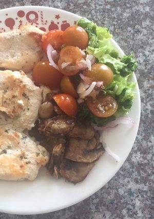 Una foto de Pechuga a la plancha, ensalada y champiñones