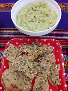Una foto de Guacamole con panecillos de quinoa