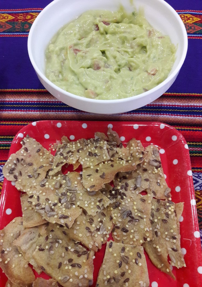 Una foto de Guacamole con panecillos de quinoa