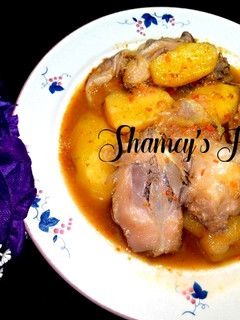 A picture of Chicken and potatoes pepper soup.