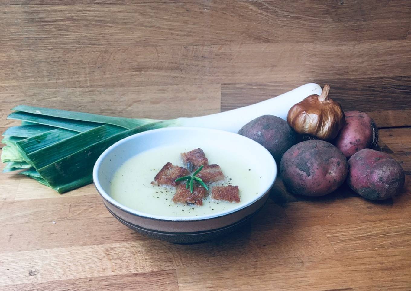 Leek, potato and smoked garlic soup with garlic and Rosemary croutons ðŸŒ±