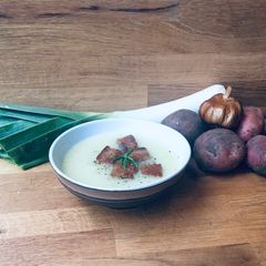 Leek, potato and smoked garlic soup with garlic and Rosemary croutons 🌱 A picture of Leek, potato and smoked garlic soup with garlic and Rosemary croutons 🌱.