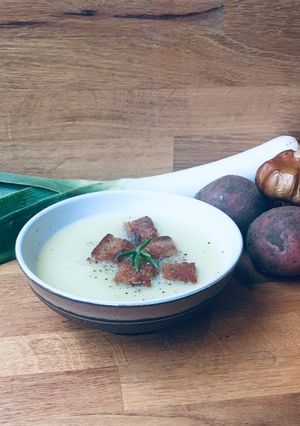 A picture of Leek, potato and smoked garlic soup with garlic and Rosemary croutons 🌱.