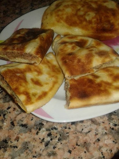 Una foto de Tostada de carne y Queso 🍞🍗🧀🥪