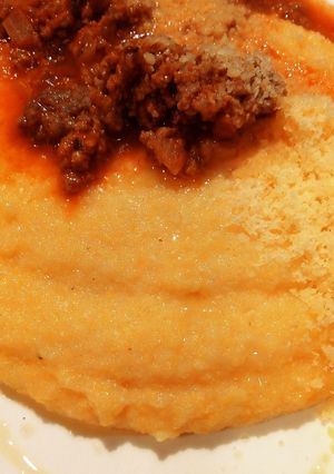 Una foto de Una rica polenta con salsa y un toque personal