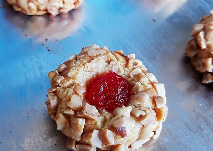 Crunchy Peanut Strawberry Cookies