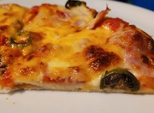 Prosciutto e funghi pizza (gluténmentes) recept fotója