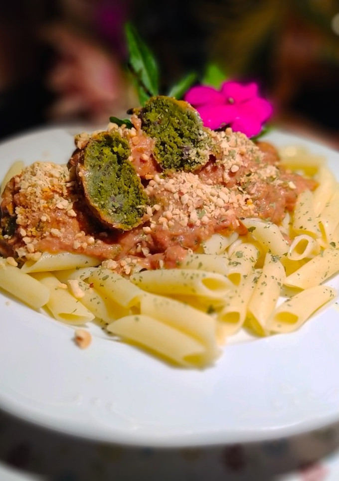 Una foto de Pasta con Albóndigas Veganas y Salsa de Tomate al Estilo hindú