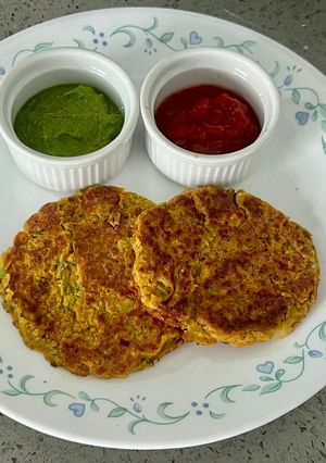 A picture of Lobia chilla loaded with veggies.
