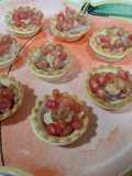 Tartaletas de paté y almendra con granada