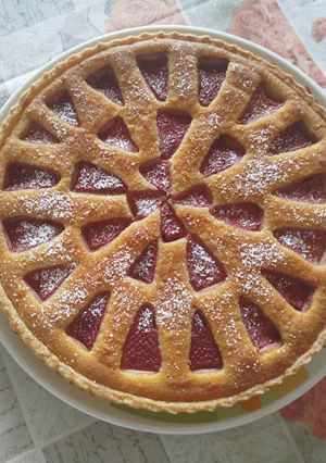 Foto di Crostata con crema frangipane & fragole 🍓