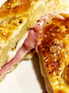 Una foto de Trenza de hojaldre con jamón york y mozzarella