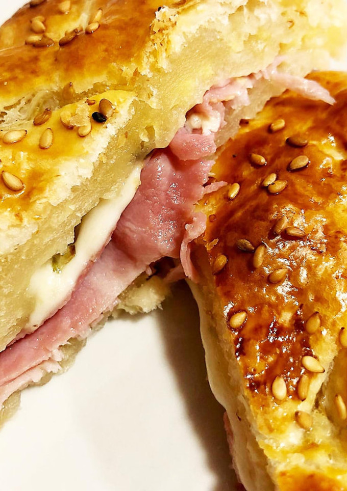Una foto de Trenza de hojaldre con jamón york y mozzarella