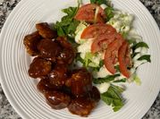 Una foto de alitas de pollo con salsa bbq