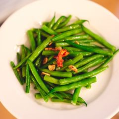 A picture of Aglio Aglio Peperoncino with string beans.