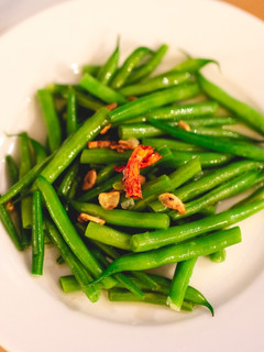 A picture of Aglio Aglio Peperoncino with string beans.