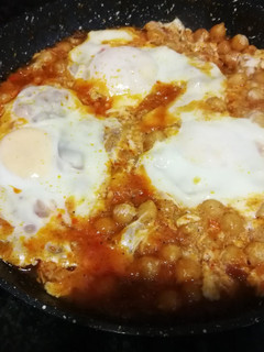 Una foto de Garbanzos con huevo pochado