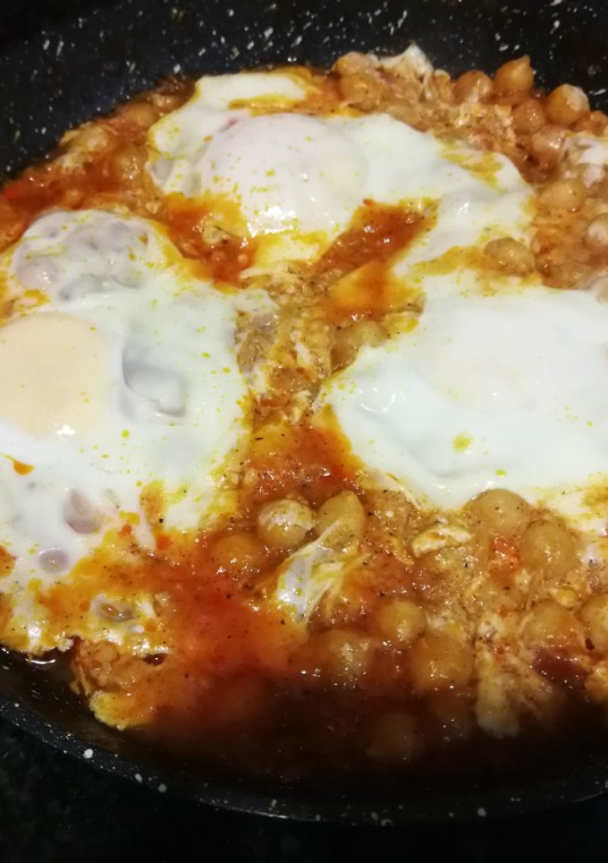 Una foto de Garbanzos con huevo pochado