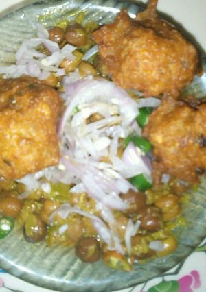 ছোলা আর পিয়াজু মাখা রেসিপির প্রধান ছবি