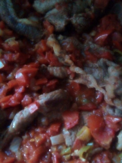 Una foto de Bisteces de res entomatados
