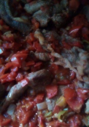 Una foto de Bisteces de res entomatados