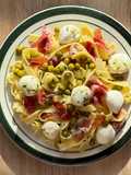 Tagliatelle con guiantes, mozzarella y jamón