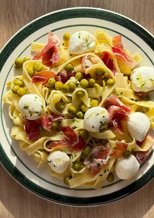 Una foto de Tagliatelle con guiantes, mozzarella y jamón